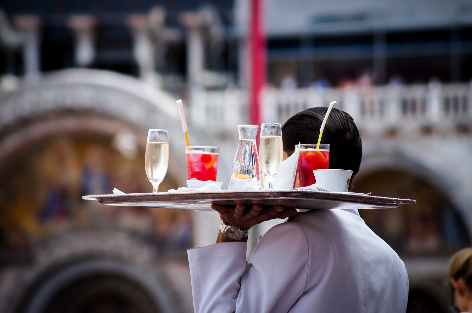 Un comitato di redazione focalizzato sulla cultura italiana dei distillati e della liquoristica