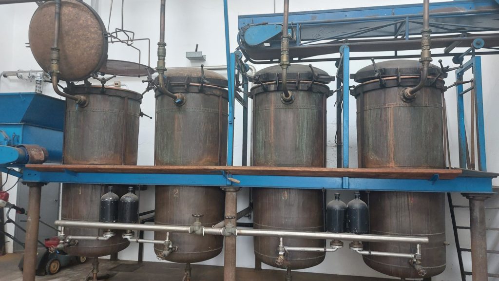 Picture of a discontinuous steam still